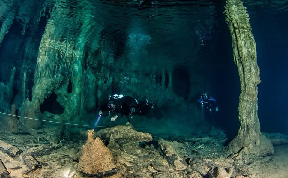 Elephant Cave with amphora and divers, Chania