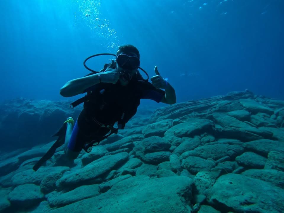 SSI Open Water diver giving thumbs up